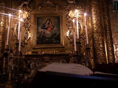 Ci avviciniamo all�altare dorato, anch�esso settecentesco, decorato con motivi che rimandano agli angeli e alla natura. Al centro si staglia un dipinto della Madonna col Bambino. Ma non siamo qui per ammirare la cattedra, bens� per scoprirne i suoi segreti